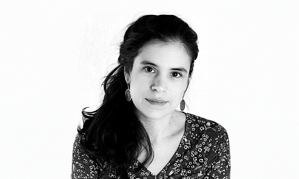 Laura Tirandaz en noir et blanc regarde la caméra en buste