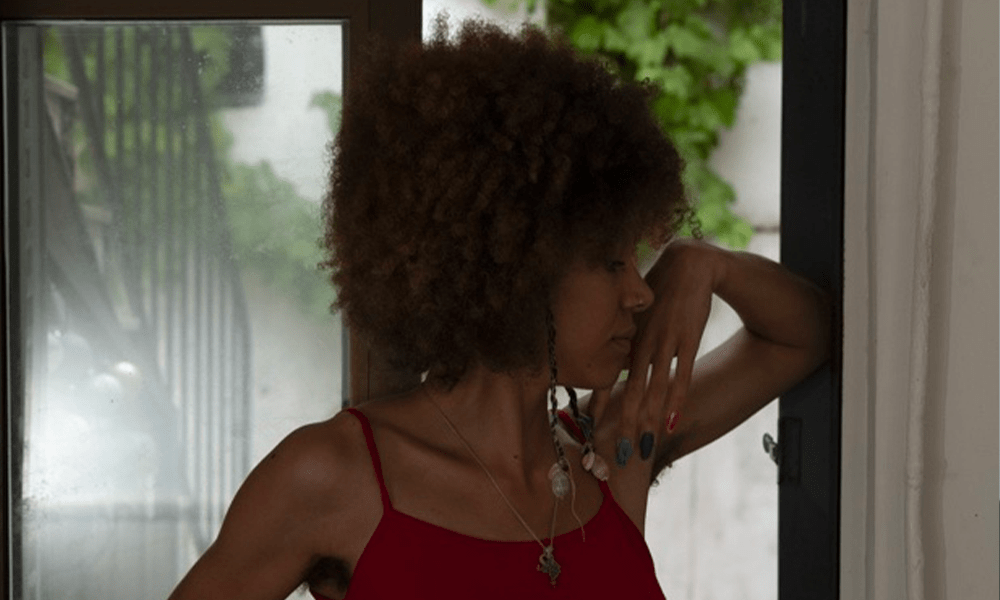 Dans une maison, de profil, Sara Mychkine regarde devant elle