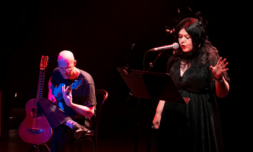 Sur une scène, Chloée Delaume et Benoist Este Bouvot performent leur texte.