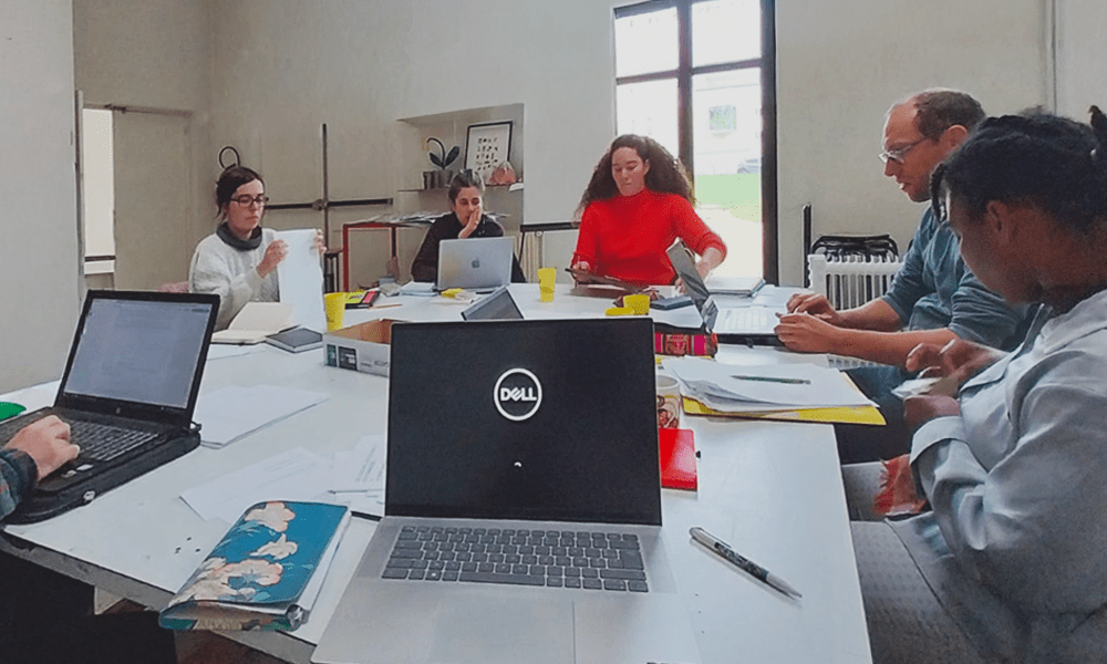 Sur une table dans la salle d'art plastiques de la MJC, les artistes de Lumière d'août travaillent sur leurs ordinateur