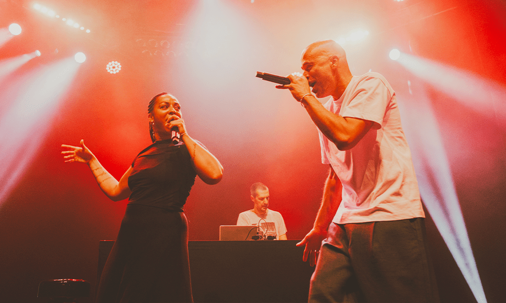 Sur scène, Marc Nammour et Lisette Lombé performent.
